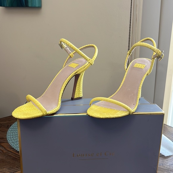 Selling my Vince Camuto brand new yellow Sandals - Picture 2 of 7
